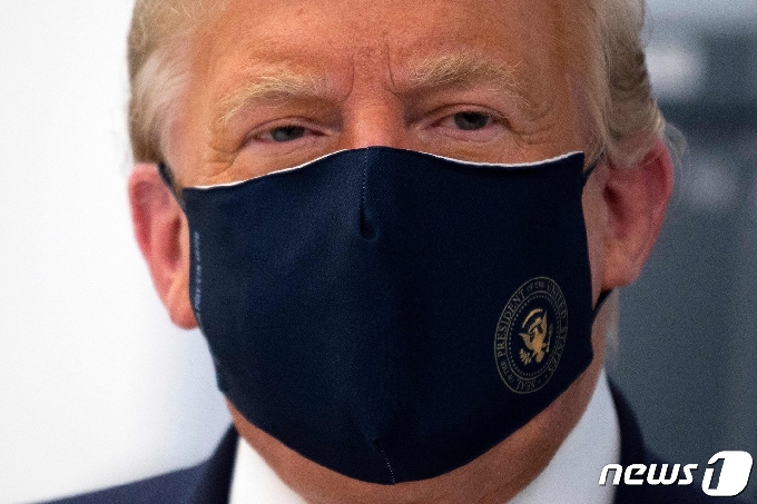 [사진] 마스크를 쓰고 코로나 백신 연구실 방문한 트럼프
