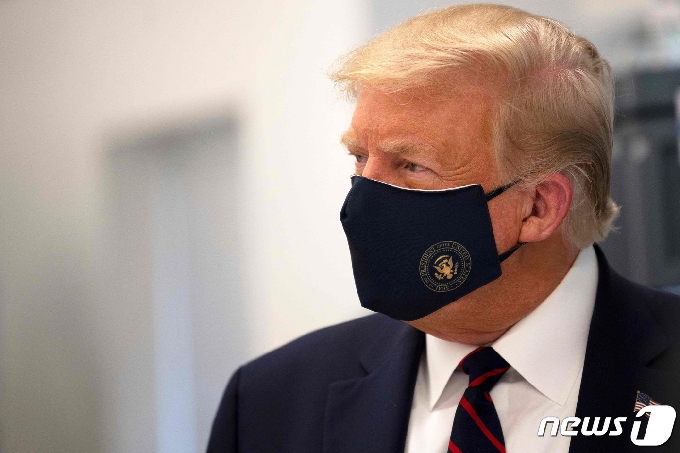 [사진] 마스크 쓰고 코로나 백신 연구실 찾은 트럼프