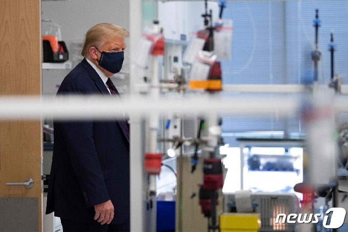 [사진] 마스크 쓰고 코로나 백신 연구실 살펴보는 트럼프
