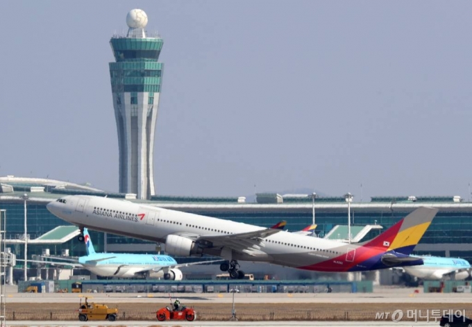 코로나19의 영향으로 한국인의 입국 제한 등 금지하는 나라가 늘어가고 있는 가운데 3월2일 인천국제공항에서 아시아나항공 항공기가 이륙하고 있다. / 사진=인천=이기범 기자 leekb@