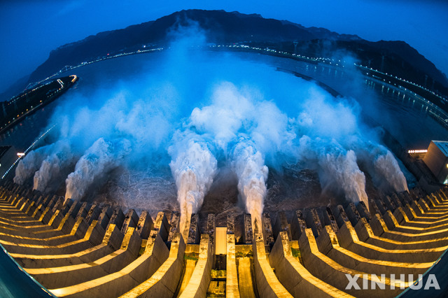 [이창=신화/뉴시스] 19일 중국 후베이성 이창에 있는 세계 최대 수력발전댐인 싼샤(三峽)댐에서 물이 방류되고 있다. 2020.07.20 / 사진 = 뉴시스