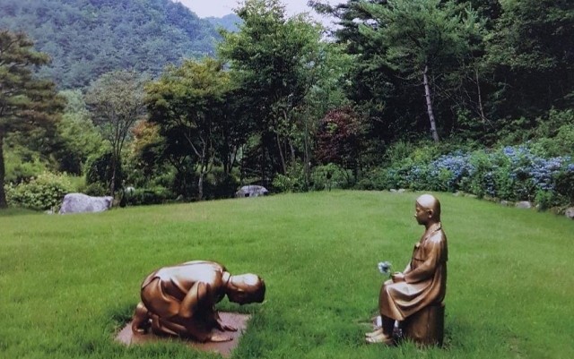 소위 '아베 사죄상'으로 불린 조형물 '영원한 속죄' /사진=뉴시스(한국자생식물원 제공)
