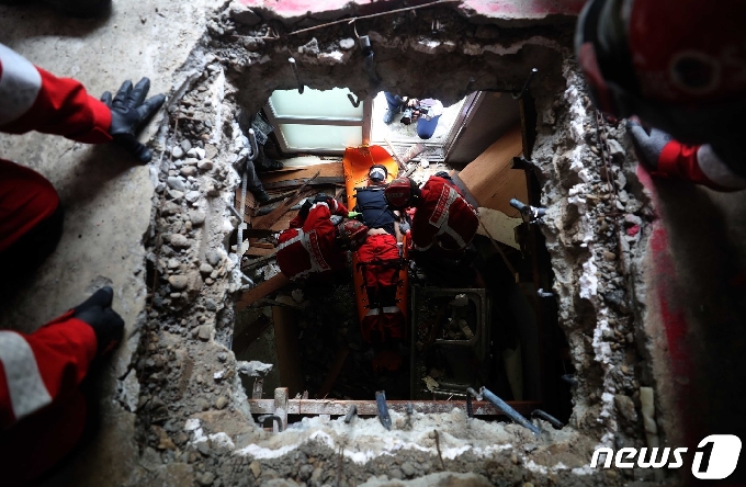 [사진] 건물 붕괴 가정한 구조훈련