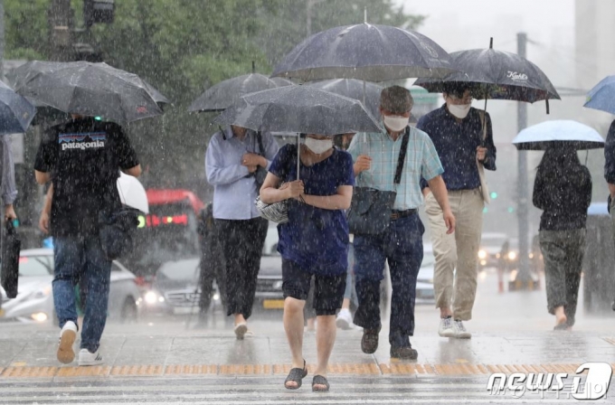 (서울=뉴스1) 이성철 기자 = 비가 내린 29일 서울 광화문 일대에서 우산을 쓴 시민들이 발걸음을 재촉하고 있다. 2020.7.29/뉴스1
