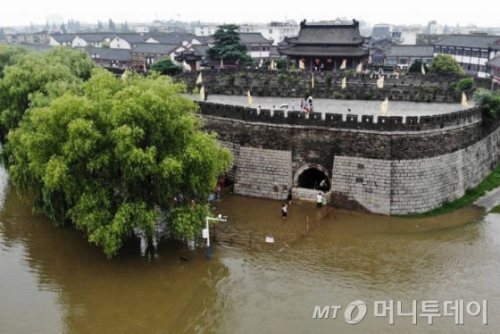 [서우셴=신화/뉴시스]중국 안후이성 서우셴에서 18일 홍수가 발생해 성문 주변에 흙탕물이 들어차 있다. 2020.07.20