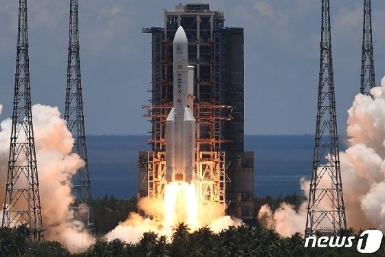 중국의 첫 화성 탐사선 톈원-1호를 운반할 창정5 로켓이 23일 하이난성의 원창 우주발사장 발사대에서 이륙하고 있다/사진=뉴스1