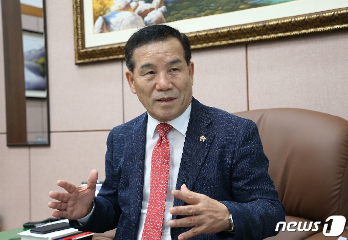 제8대 부산시의회 후반기를 이끌 신상해 부산시의회 의장이 뉴스1과 인터뷰를 하고 있다. 2020.7.31 © 뉴스1
