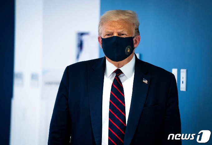 [사진] 마스크 쓰고 적십자 본부 도착한 트럼프