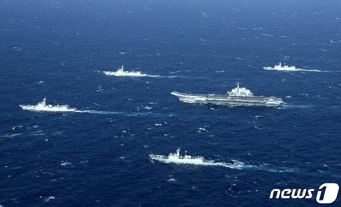 남중국해에서 훈련 중인 중국 인민해방군 해군. <자료사진> © AFP=뉴스1