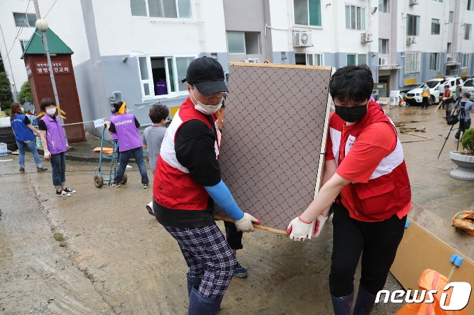[사진] 희망브리지, 대전 침수 아파트 복구 구슬땀
