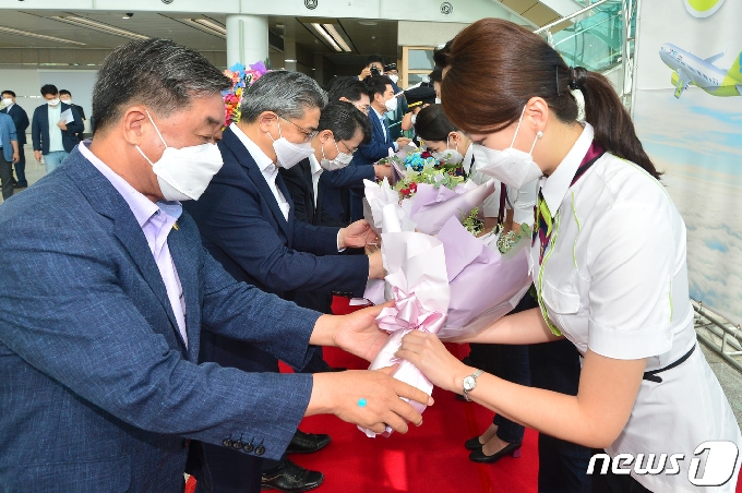 31일 경북 포항공항에서 열린 진에어 포항 첫 취항식에서 승무원들에게 꽃다발을 선물하고 있다.  2020.7.31/뉴스1 © News1 최창호 기자