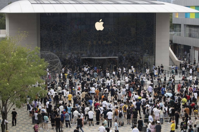 17일 중국 베이징 싼리툰 거리에서 애플의 플래그십 매장이 새로이 문을 열면서 몰려든 애플 팬들이 환호하고 있다. /사진=뉴시스