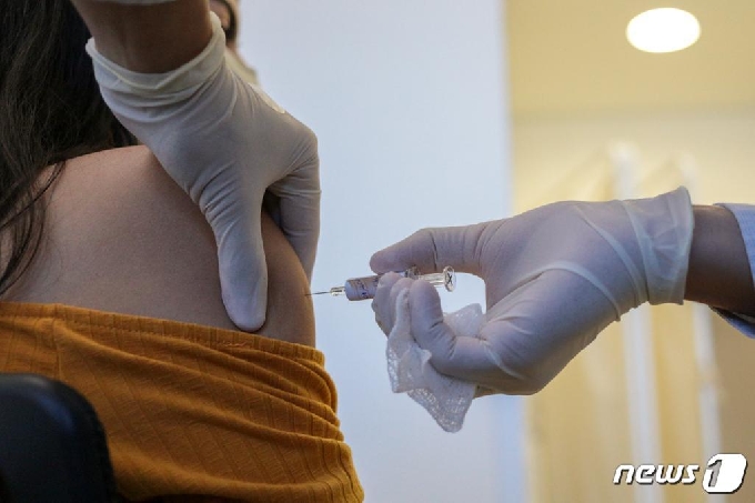 개발 중인 신종 코로나바이러스 감염증(코로나19) 백신. © AFP=뉴스1