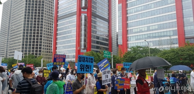 1일 오후 4시 서울 영등포구 파크원 빌딩 앞에서 열린 부동산 대책 규탄 집회에서 참석자들이 구호를 외치고 있다. /사진=조한송 기자