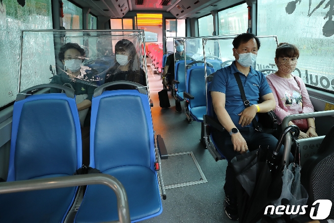 [사진] 서울시티투어버스 운영 재개...'한칸 띄어 앉기'
