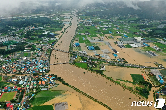 [사진] 폭우로 불어난 하천