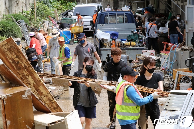 1일 대전시 서구 정림동 코스모스 아파트에서 봉사자들이 침수 복구에 힘쓰고 있다. 2020.8.1/뉴스1 © News1 장수영 기자