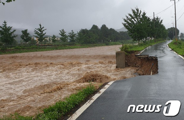 2일 충북 산척면 한 도로가 폭우로 유실됐다. 이날 충주에는 220㎜가 넘는 폭우가 쏟아졌다. (충주시 제공) 2020.8.2/뉴스1 © News1 김용빈 기자