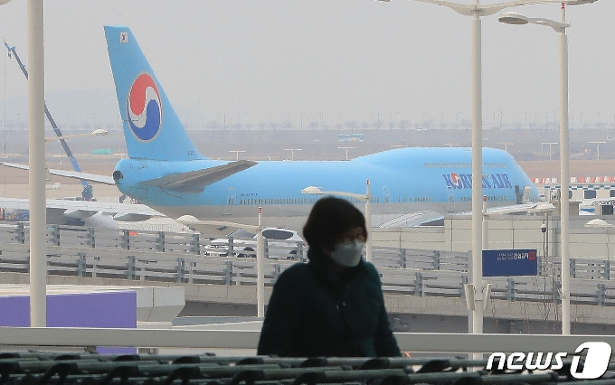 제주국제공항에서 김포로 출발 예정인 항공기 안에서 승객이 부상을 입어 항공편이 지연되는 일이 발생했다.사진은 기사와 무관함(뉴스1DB)© News1 구윤성 기자