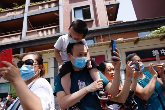 [청두=AP/뉴시스] 중국 쓰촨성 청두의 미국 총영사관 앞에서 26일 시민들이 기념촬영을 하고 있다. 총영사관은 27일 폐쇄된다. 2020.07.27