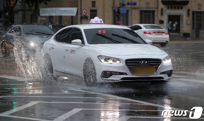 [사진] 물살 가르는 택시
