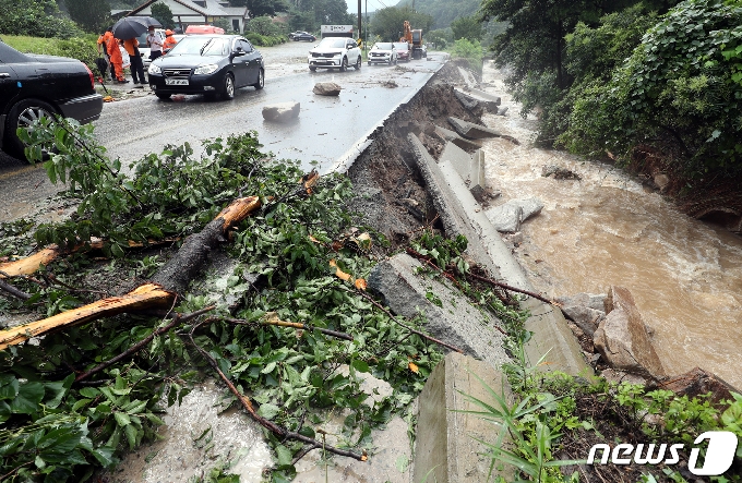 2일 오후 충북 충주시 산척면 한 도로가 빗물로 무너져 내렸다. 2020.8.2 /뉴스1 © News1 김용빈 기자