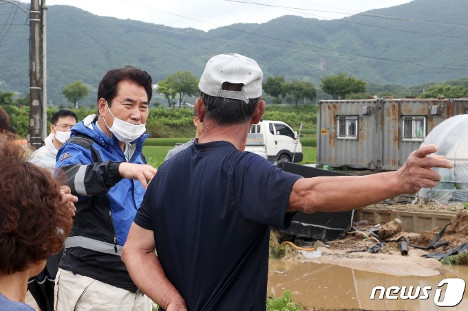 백군기 시장이 원삼면 연미향 마을을 찾아 피해상황을 확인하고 있다.(용인시 제공)© News1