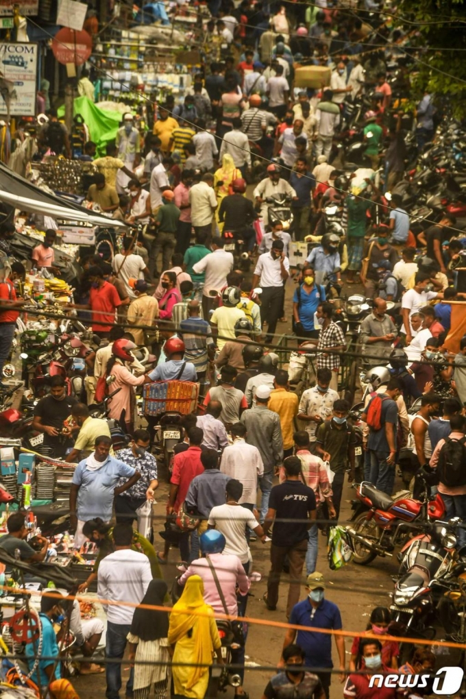 (콜카타 AFP=뉴스1) 우동명 기자 = 22일(현지시간) 코로나19 급증으로 봉쇄령이 내려진 인도 콜카타 거리에 쇼핑을 하기 위해 나온 시민들이 북적이고 있다.   ⓒ AFP=뉴스1