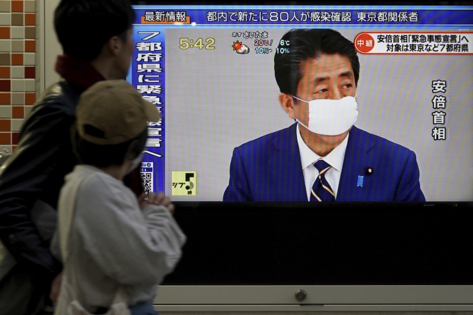 아베 신조(安倍晋三) 일본 총리가 2020년 4월 7일(화) 도쿄에서 국가비상사태를 선포하는 가운데 한 보행자가 TV 뉴스를 보기 위해 멈춰서있다. 아베 총리는 도쿄 등 7개 지역이 코로나바이러스 확산 방어를 강화하도록 비상사태를 선포했다.(AP 사진/유겐 호시코) / 사진=ap뉴시스