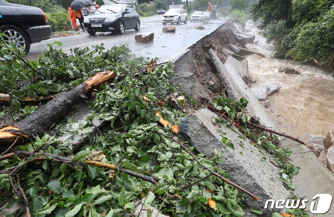 2일 오후 충북 충주시 산척면 한 도로가 빗물로 무너져 내렸다. 2020.8.2/뉴스1 © News1 김용빈 기자