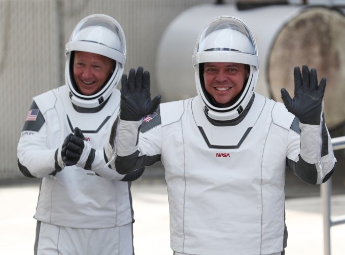 우주비행사 더그 헐리(왼쪽)와 봅 벤켄(오른쪽)_사진=AFP