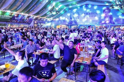 중국 산둥성 칭다오시에서 '칭다오 국제 맥주 축제'가 7월 31일 개막했다. 1일 행사장에 참석한 관광객들의 모습./사진=AFP
