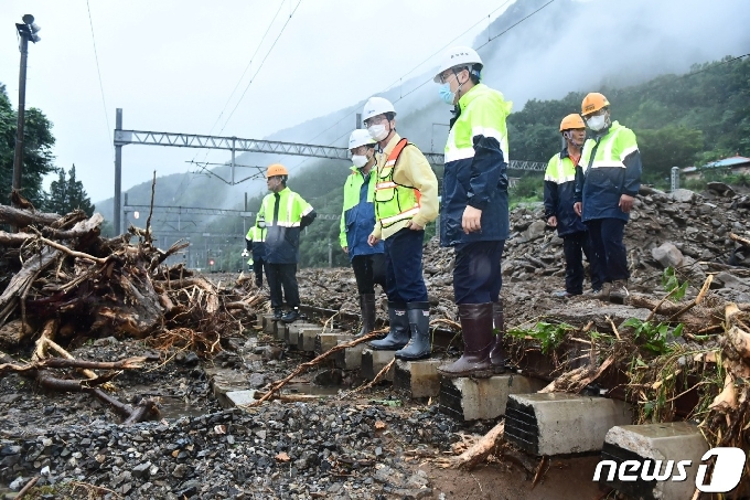손병석 한국철도 사장(가운데)이 3일 오후 충북선 삼탄역을 방문해 수해복구현황을 점검하고 있다. (한국철도 제공) © 뉴스1