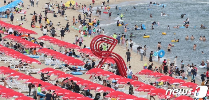 지난 1일 오후 부산 해운대해수욕장을 찾은 관광객들이 물놀이로 더위를 식히고 있다. /사진=뉴스1