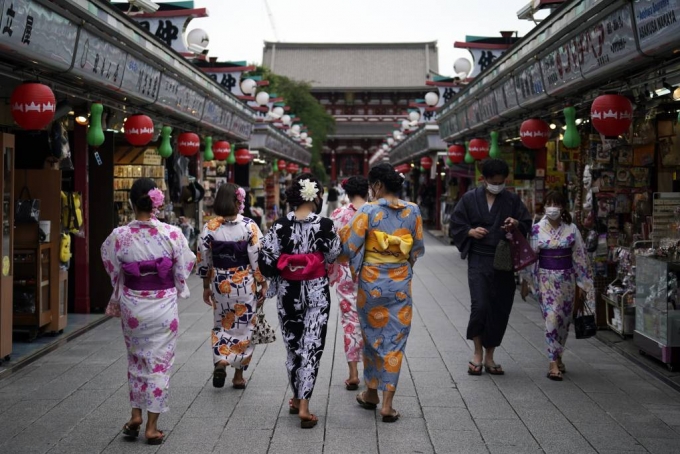 지난달 27일 일본 전통 기모노를 입은 관광객들이 도쿄 아사쿠사 지구를 걷고 있다. /사진=뉴스1