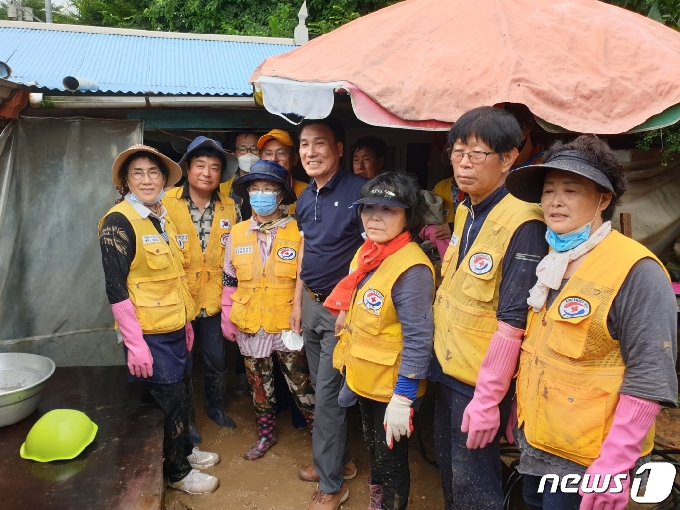 피해복구현장에 함께한 적십자 회원들.(금산군 제공) © 뉴스1