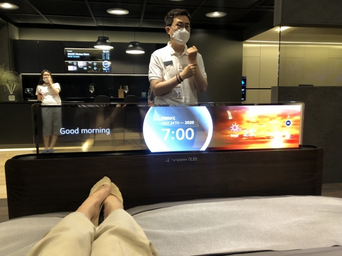 3일 방문한 서울 마곡 LG사이언스파크 LG디스플레이 OLED 쇼룸. 침대에 눕자 발 밑에서 투명 OLED 패널이 올라오고 있다. /사진=박소연 기자
