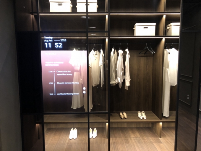 3일 방문한 서울 마곡 LG사이언스파크 LG디스플레이 OLED 쇼룸. 드레스룸 겉면에 투명 OLED 패널이 적용돼 있다. /사진=박소연 기자