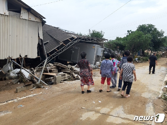 수해를 당한 마을을 둘러보는 산양1리 주민들.© 뉴스1 유재규 기자