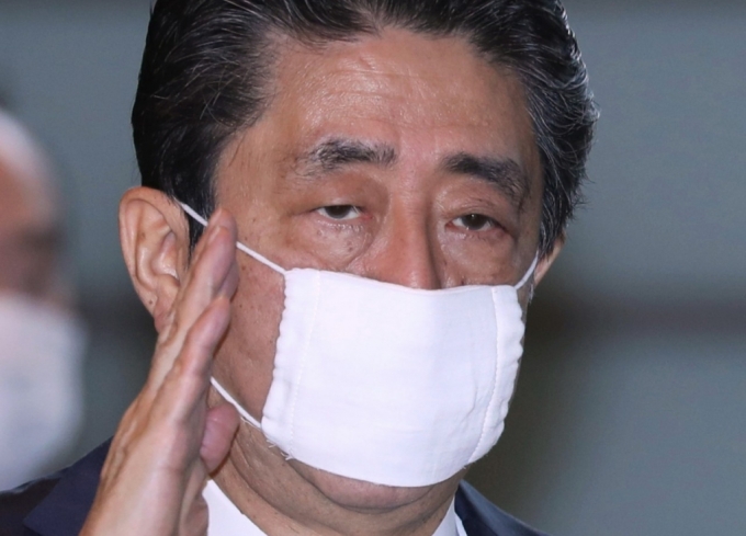 일본정부가 국민들에게 배포한 천 마스크(소위 '아베노마스크')를 착용하고 있는 아베 신조 총리. /사진=AFP