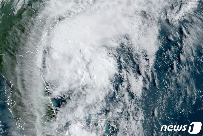 열대성 폭풍 '이사이아스'(Isaias) 위성 사진. © AFP=뉴스1