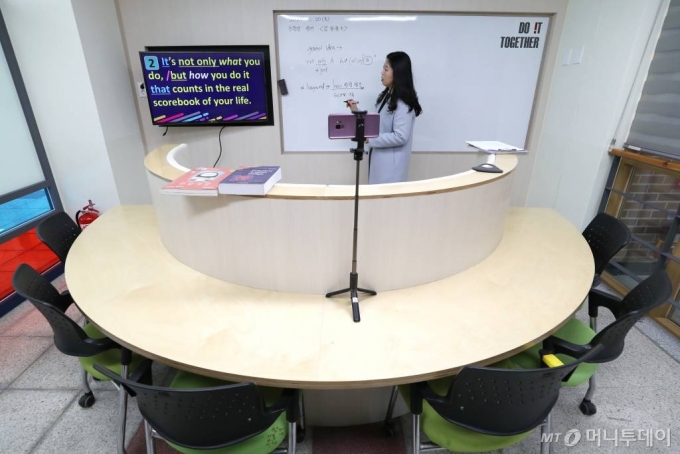 지난 4월 2일 인천 서구 초은고등학교에서 선생님이 코로나19 대응 수업 영상을 녹화하고 있다. / 사진=이기범 기자 leekb@