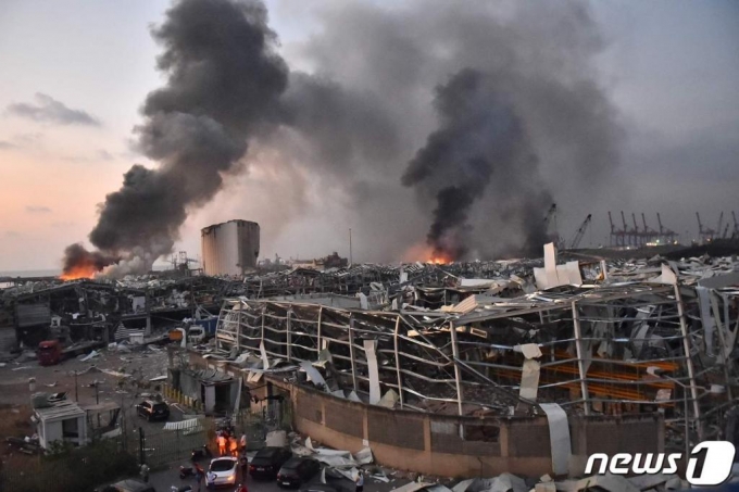 (베이루트 AFP=뉴스1) 4일(현지시간) 레바논 베이루트항 선착장에 있는 창고에서 대규모 폭발사고가 발생해 검은 연기가 치솟고 있다. ⓒ AFP=뉴스1