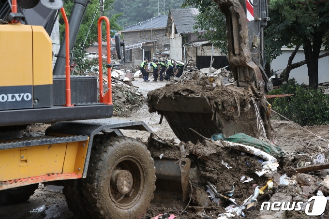 [사진] 인력·장비 총동원한 수해 복구