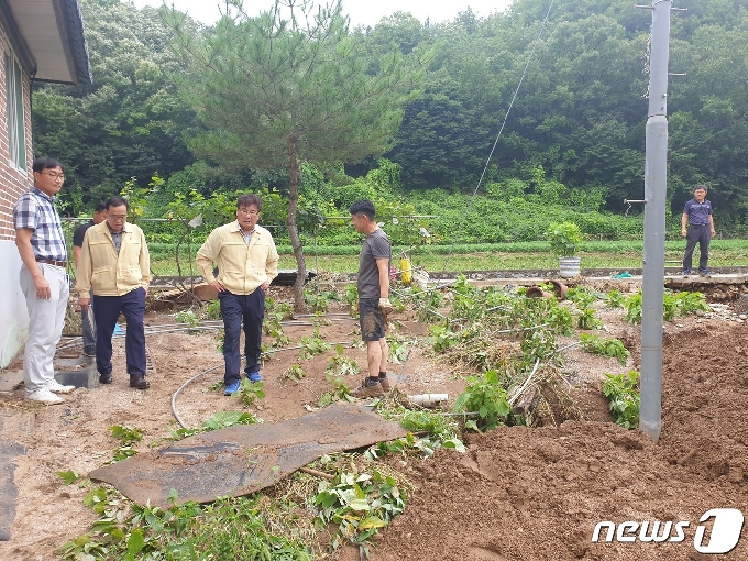 [사진] 폭우 피해현장 점검하는 최명서 영월군수