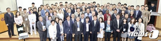지난해 5월 한국해양대 국제교류협력관에서 개최된 ‘2019 아데코 포럼(ADeKo-Forum) 4.0’에서 참석자들이 기념촬영을 하고 있다.(한국해양대 제공)© 뉴스1