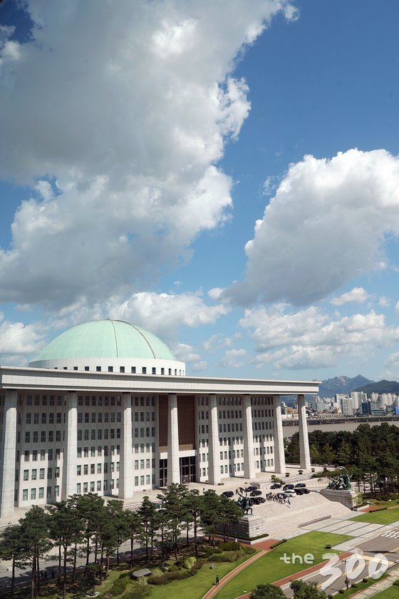 5일 서울 여의도 국회 위로 파란 하늘이 펼쳐져 있다. 2018.9.5/뉴스1