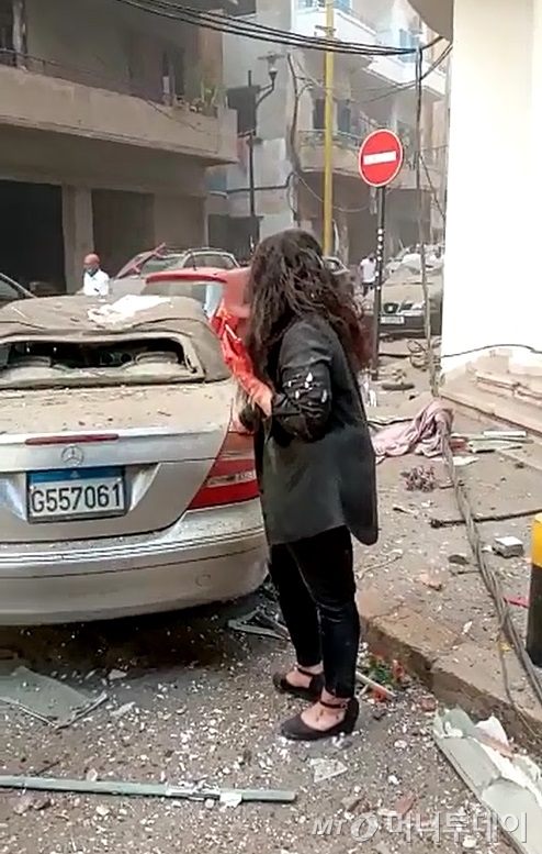 4일 레바논 수도 베이루트의 대규모 폭발 사고 직후 도심에서 피흘리는 부상자의 모습./사진제공=베이루트 현지주민