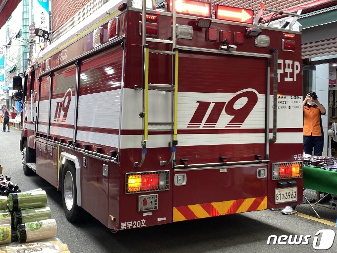 구포시장을 화재진압 차량이 통과하고 있다.2020.8.5/© 뉴스1 박세진 기자