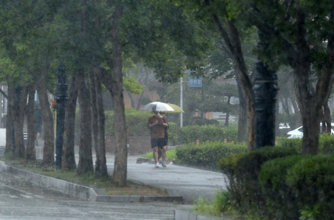 [오늘 날씨]강하고 많은 비… 중부지방 시간당 최대 100mm